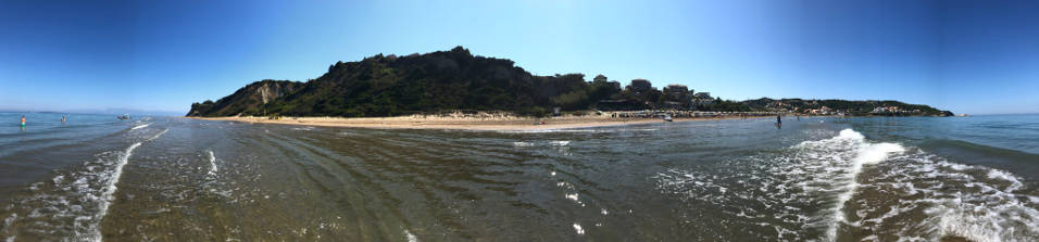 Ein Panoramablick am Strand Agios Stefanos (© Frank Stein) Panorama Agios Stefanos